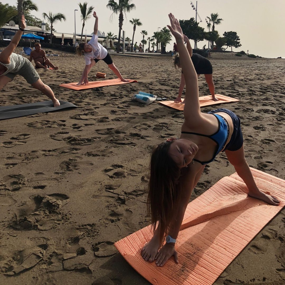 Today we went with Murri to Los Pocillos beach to do yoga. Are you up for the next one? ☀️ . . Hoy fuimos con Murri a la playa de Los Pocillos a hacer Yoga. ¿Te unes a la próxima? ☀️ #sentidoaequoralanzarotesuites #sentidohoteles #sentidoaequora #slasuites