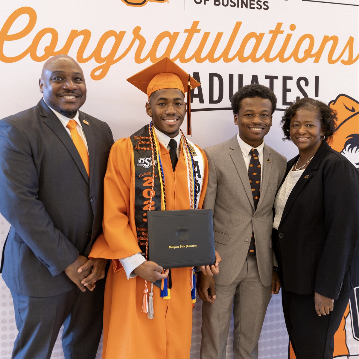 SpearsBusiness's tweet photo. Once a Cowboy, always a Cowboy. π€
Such a special time seeing the smiling faces of our freshly graduated students at the Spears reception.
#PowerofPersonal #CowboyFamily #SpearsBusiness #okstate23 https://t.co/xsLIsDfI0d