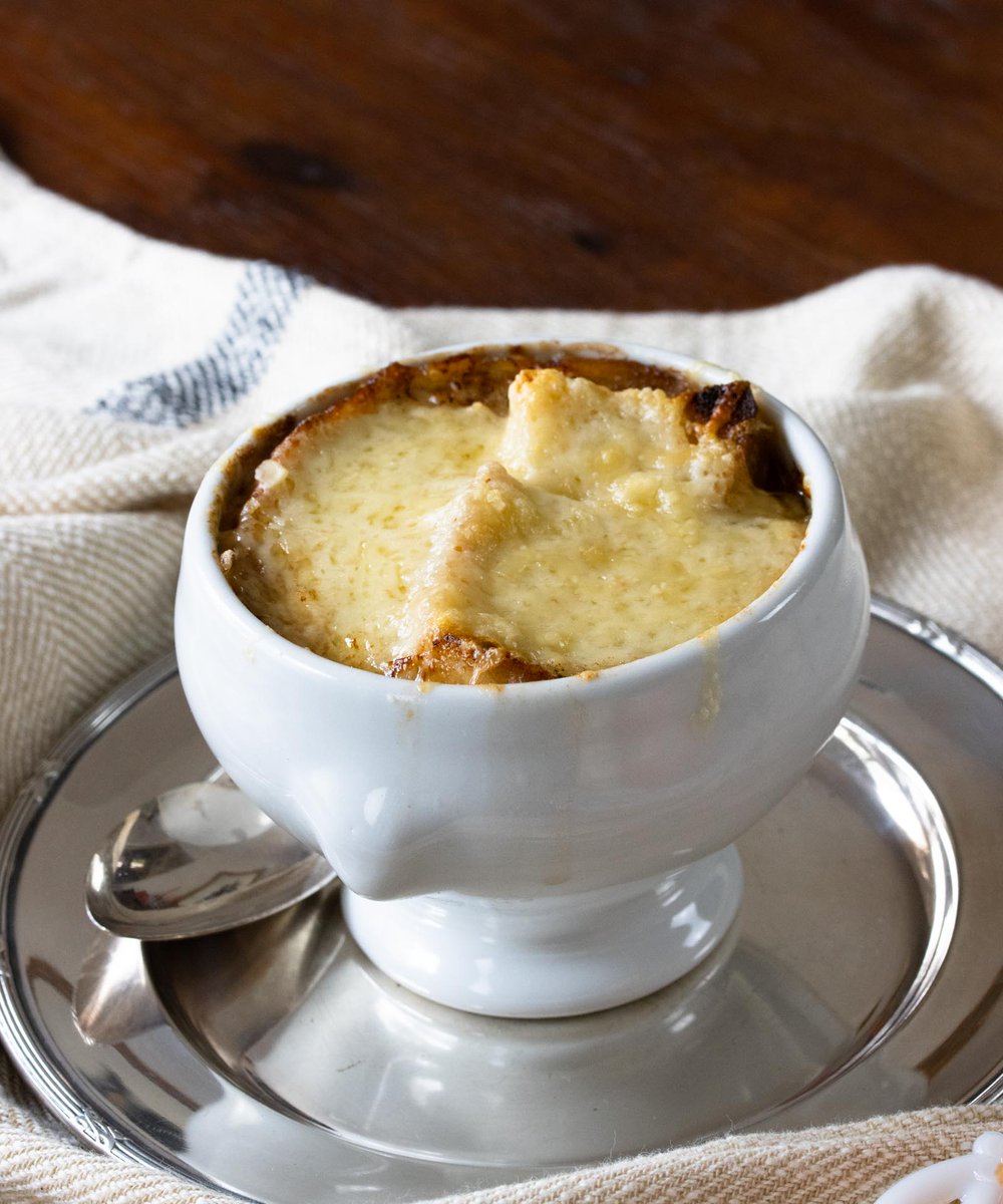 French Onion Soup - A Traditional Recipe - You can serve this soup as a meal on its own or make it as a side or starter.giangiskitchen.com/french-onion-s… #onionsoup #frenchonionsoup