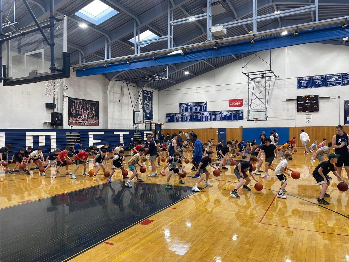 Varsity players spent their time today helping out at the AYBL Clinic, nurturing the next generation of #AHBoysHoops! Great turnout! Led by former standout and current Freshman Head Coach <a href="/JokerCat12/">JC Show</a>. 🏀 #GoComets ☄️
