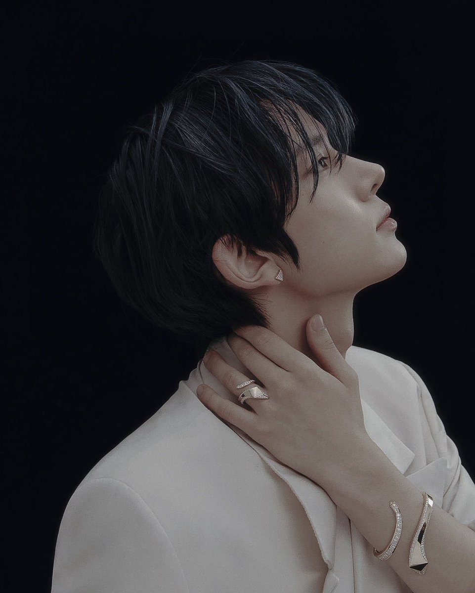 XHICHENG's tweet photo. PRADA has made me intrigued through the way they always skillfully blend contrasting ideas, discovering moments of artistic expression that bridge the gap between past and present, embracing the concept of paradox through their collections. https://t.co/T4QM8mzssH