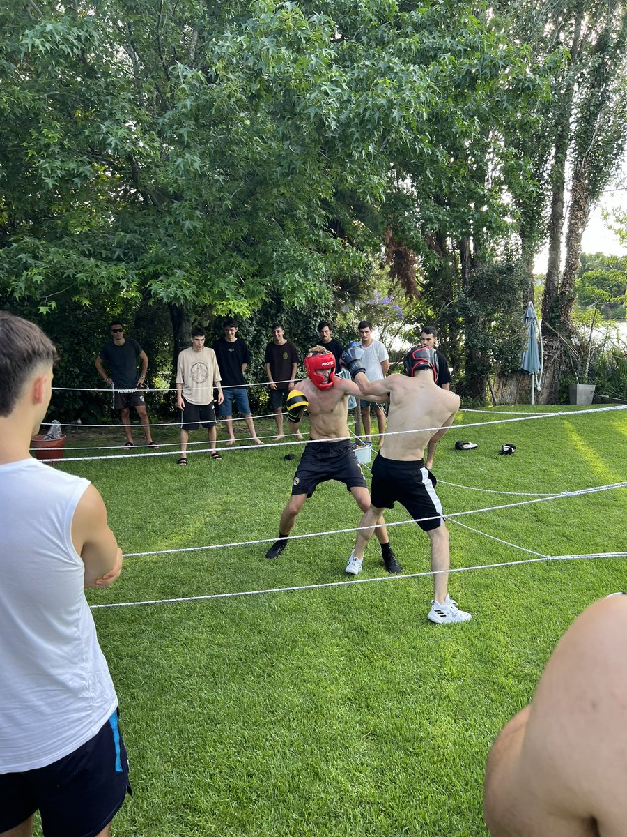 Lo que hace el impulso masculino que un amigo con otro amigo suyo un día decidieron q se iban a cagar a piñas, se pusieron a entrenar tres meses, armaron un ring, invitaron a sus amigos y pasó esto