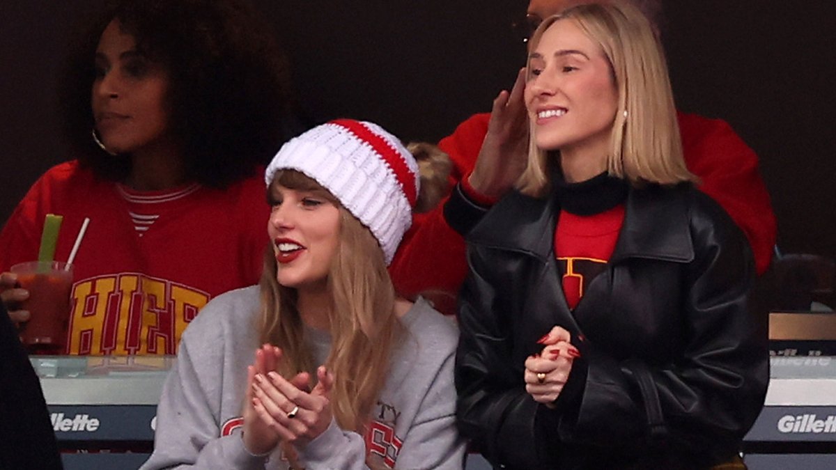 WCVB's tweet image. Attention Swifties, she's in the building! Taylor Swift is at Gillette Stadium in Foxborough to watch the Patriots take on the Chiefs and her boyfriend, Travis Kelce. ❤️🏈 (📷 Maddie Meyer/Getty Images) on.wcvb.com/48nztU6