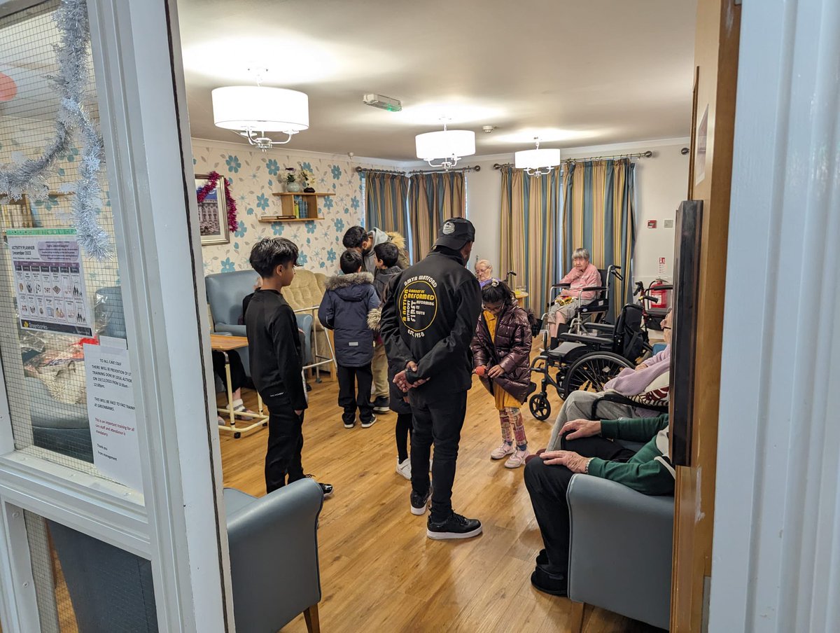 MKA Watford spent time with a local OAP care home, spreading holiday cheer and giving gifts. Such a beautiful way to celebrate Christmas! 🎁🎄 #SpreadTheLove #CommunitySpirit <a href="/Observer_Owl/">Watford Observer</a>