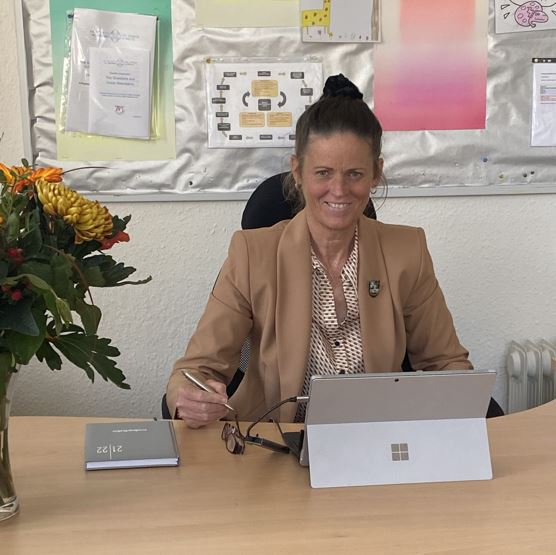 Headteacher Rachel Thomas makes her pupils hand in their phones at the start of every day. Attendance, punctuality and behaviour have all improved, bullying has gone down and parents tell her their children have been transformed. Amazing work 👏👏 tinyurl.com/2ru6z3yy
