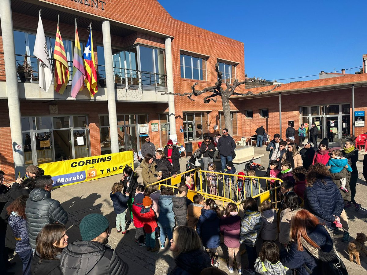 👟Avui hem tornat a sortir a moure l’esquelet amb la caminada solidària per @la_marato amb un fotimer de participants que han pogut contra el fred🥶 🪵Hem acabat la celebració amb el Caga Tió solidari per al @BALleida i una bona xocolatada😋 ❤️Gràcies corbinenques i corbinencs