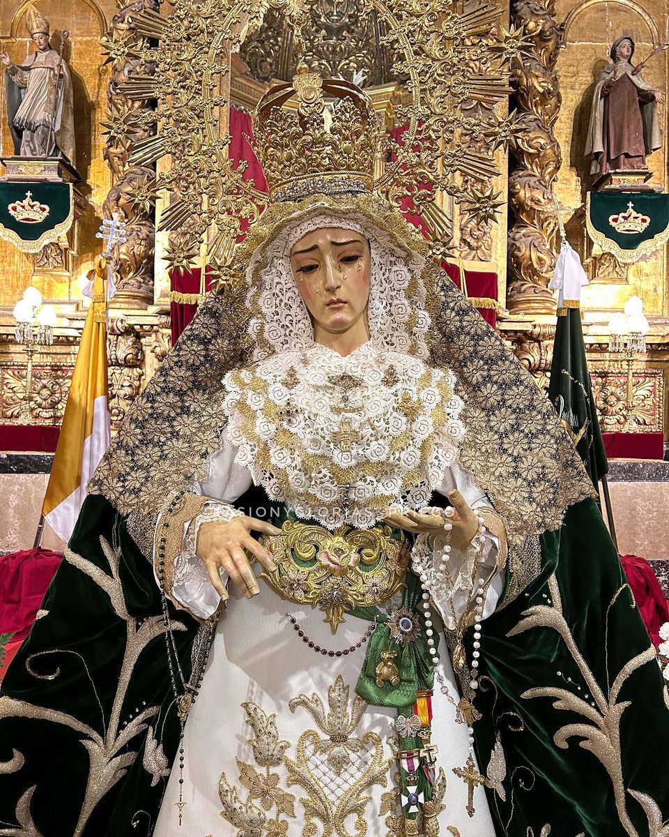 Devoto Besamanos en Honor a María Santísima de la Esperanza.

#Besamanos #VirgendelaEsperanza #Festividad #18deDiciembre #HdaddelaColumna #Glorias #PriegodeCordoba