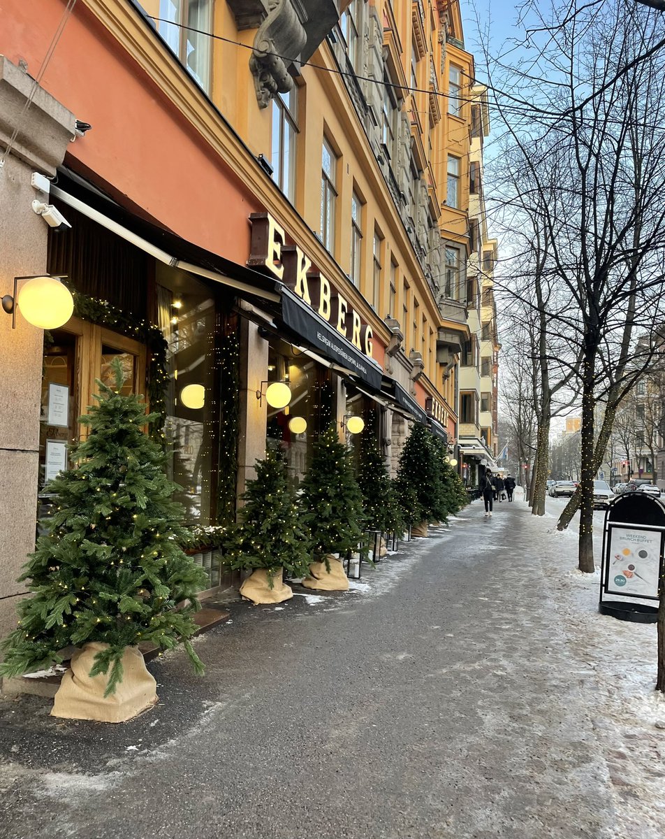 Olipa ihana viikonloppu. Liikuntaa, kulttuurihommia ja oma, tärkein jengi. Takki tyhjeni kirkon penkissä joululauluja veisaten.