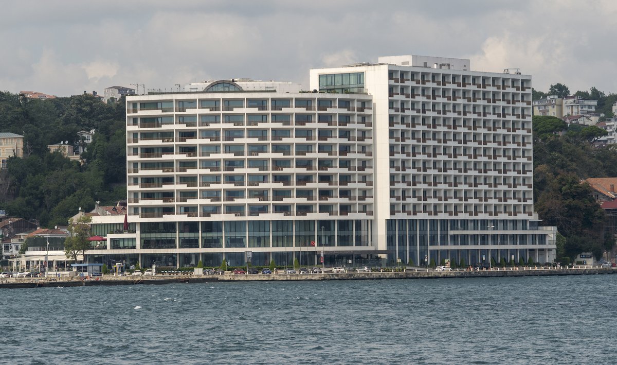 Öncesi &amp; Sonrası: Tokatlıyan Oteli, Tarabya
yak. 1900 &amp; 2023
#svikvfotografkoleksiyonu

İstanbul’un geçtiğimiz 170 yıldaki değişimiyle farklı duygu ve düşüncelere kapılacağınız Suna ve İnan Kıraç Vakfı Fotoğraf Koleksiyonu’ndan bu seriyi her hafta sosyal medya hesaplarımızdan