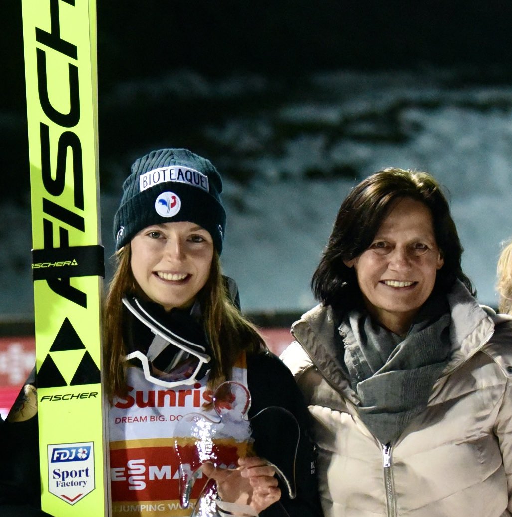 #Weltcup-Premiere in <a href="/EngelbergTitlis/">EngelbergTitlis</a>. Beim Frauen-Skispringen holte sich die 21-jährige Französin Joséphine Pagnier mit Sprüngen auf 132,0 m und 135,5 m den Sieg. Beeindruckend: sie sprang so weit wie der Sieger der Männer, Pius Paschke (135/135 Meter)