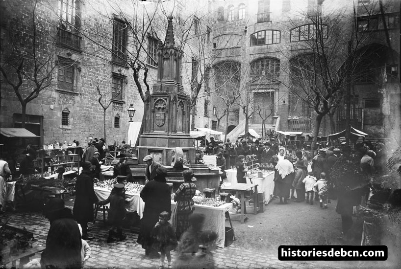 Fira de pessebres al voltant de la desapareguda font neogòtica de la plaça del Rei (c. 1920).

📷 Josep Brangulí