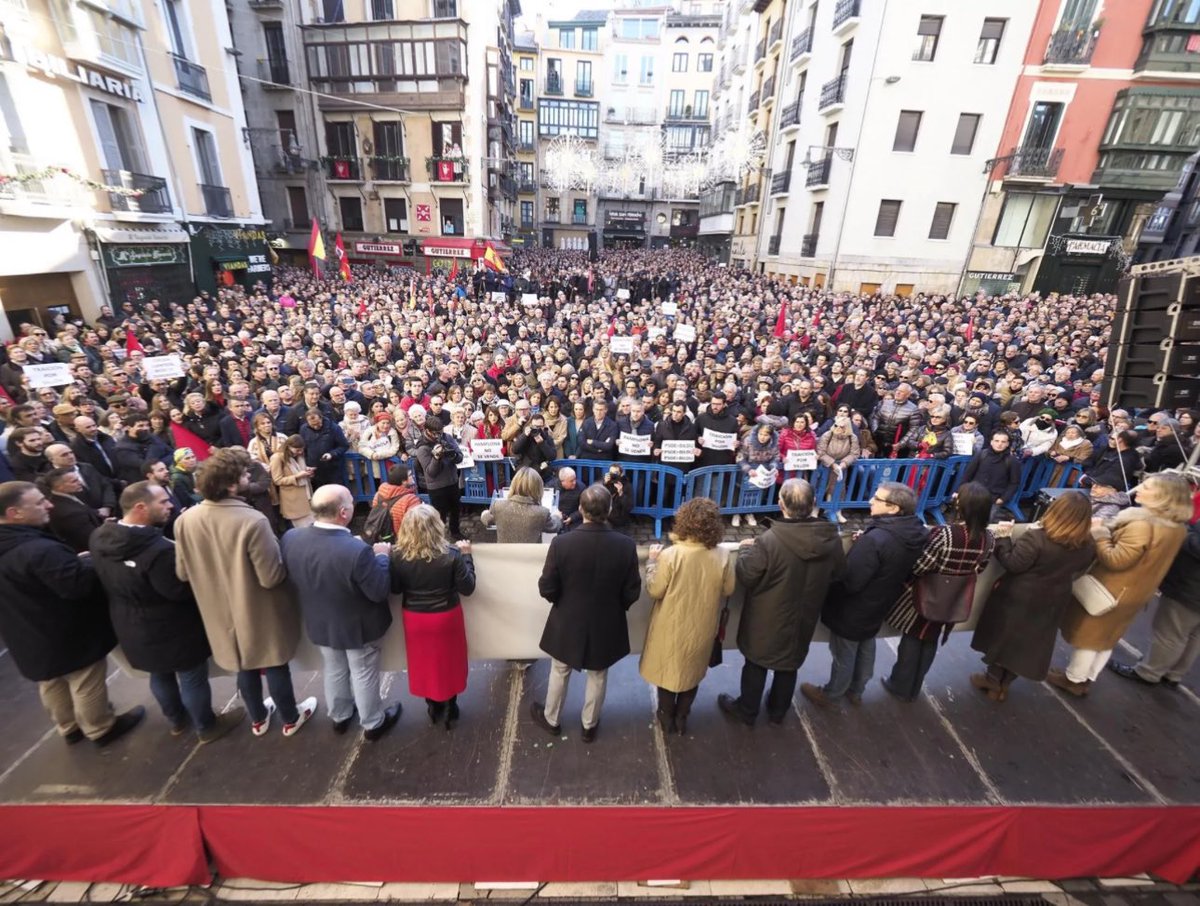 Muchísimas gracias a los miles de pamploneses y pamplonesas que hoy se han concentrado en la plaza del Ayuntamiento de #Pamplona y calles aledañas, en contra de la #mociondecensura 

#PamplonaNoSeVende
