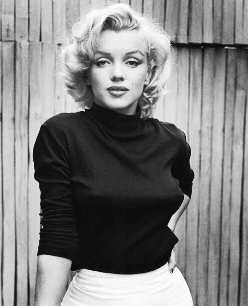 @fasc1nate Page from Marilyn Monroe's diary that reads: 'Oh damn I wish that I were dead - absolutely nonexistent. Gone away from here - from everywhere. Marilyn Monroe: Net worth - $25 million. Committed suicide at the age of 36 years.