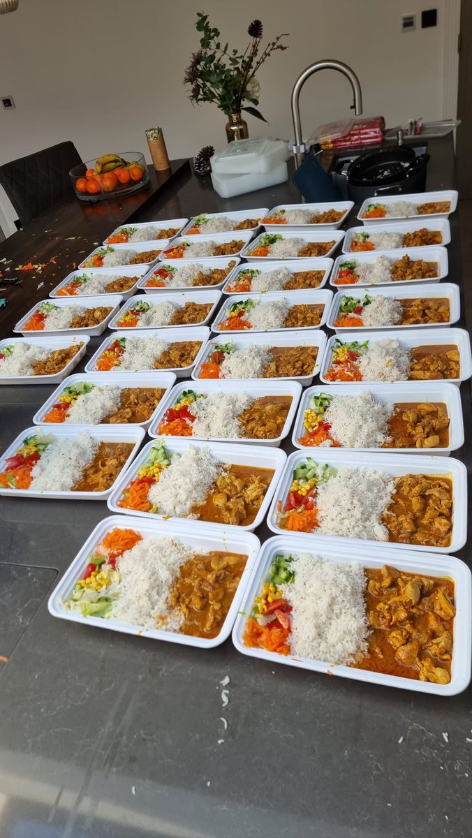 MKA Watford distributed  hot meals to homeless people in Watford town. Such a wonderful act of kindness and compassion. 💙🍲 #GivingBack #CommunityLove <a href="/Observer_Owl/">Watford Observer</a> <a href="/AMAWatford/">Ahmadiyya Watford</a>