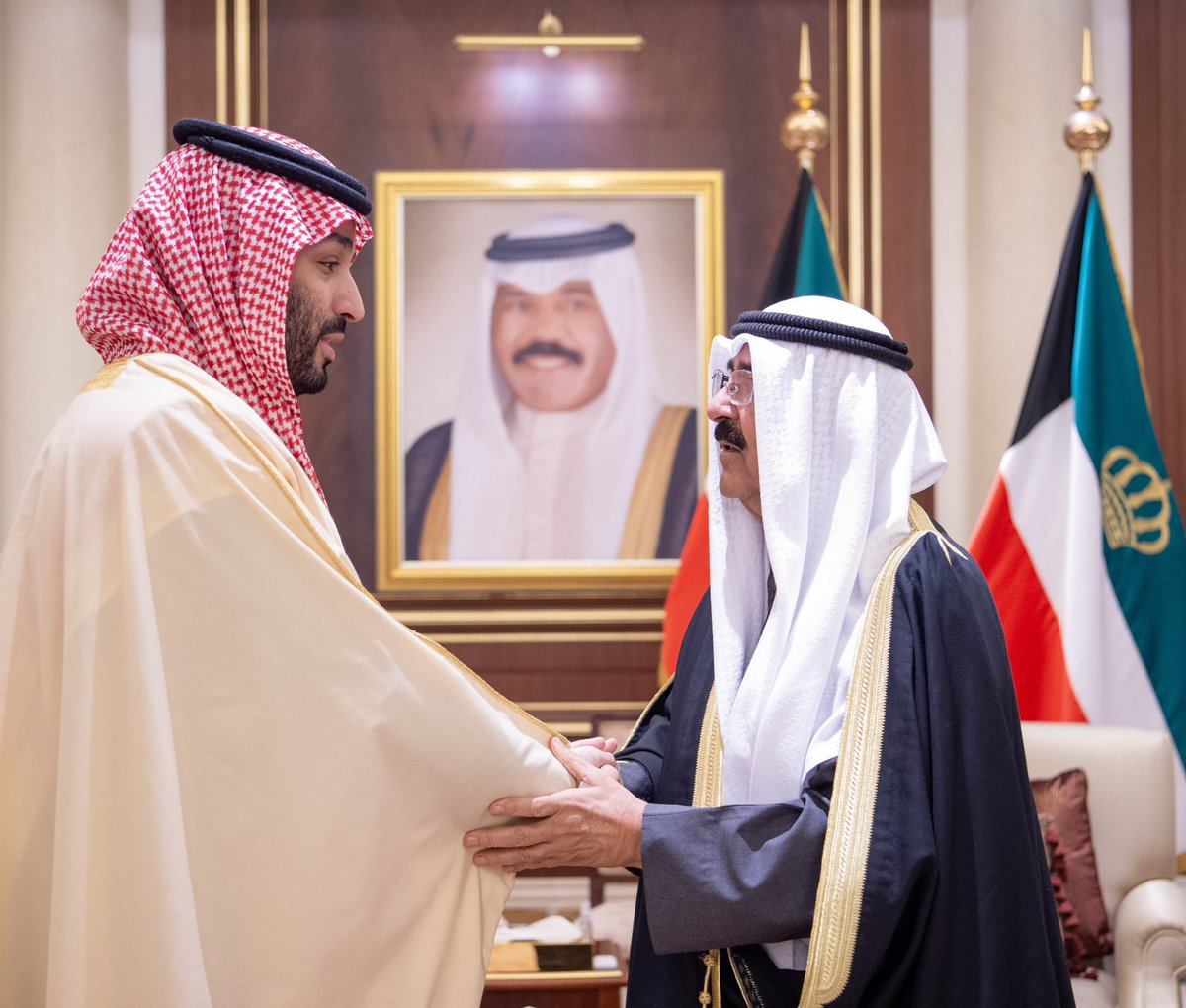 مابه سعوديه ،،، ولا فيها كويت
وقت الشدايد كلنا شعب وبلد

هذا الولد من دون جاره يستميت
والعود هذا دون جيرانه ،،، ولد

#السعودية #الكويت 🇸🇦🇰🇼