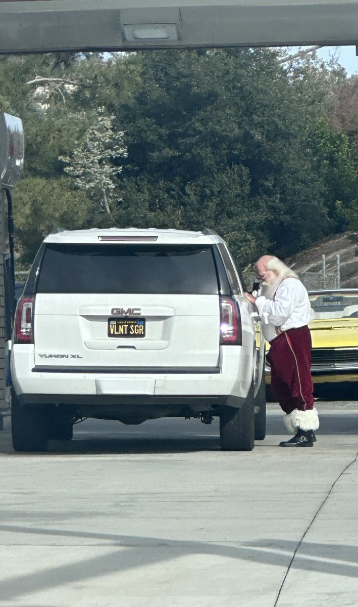 corygreenberg's tweet photo. Saw Santa today.
Wrong answers only….
#SantaClaus https://t.co/jO6hvcdNp3