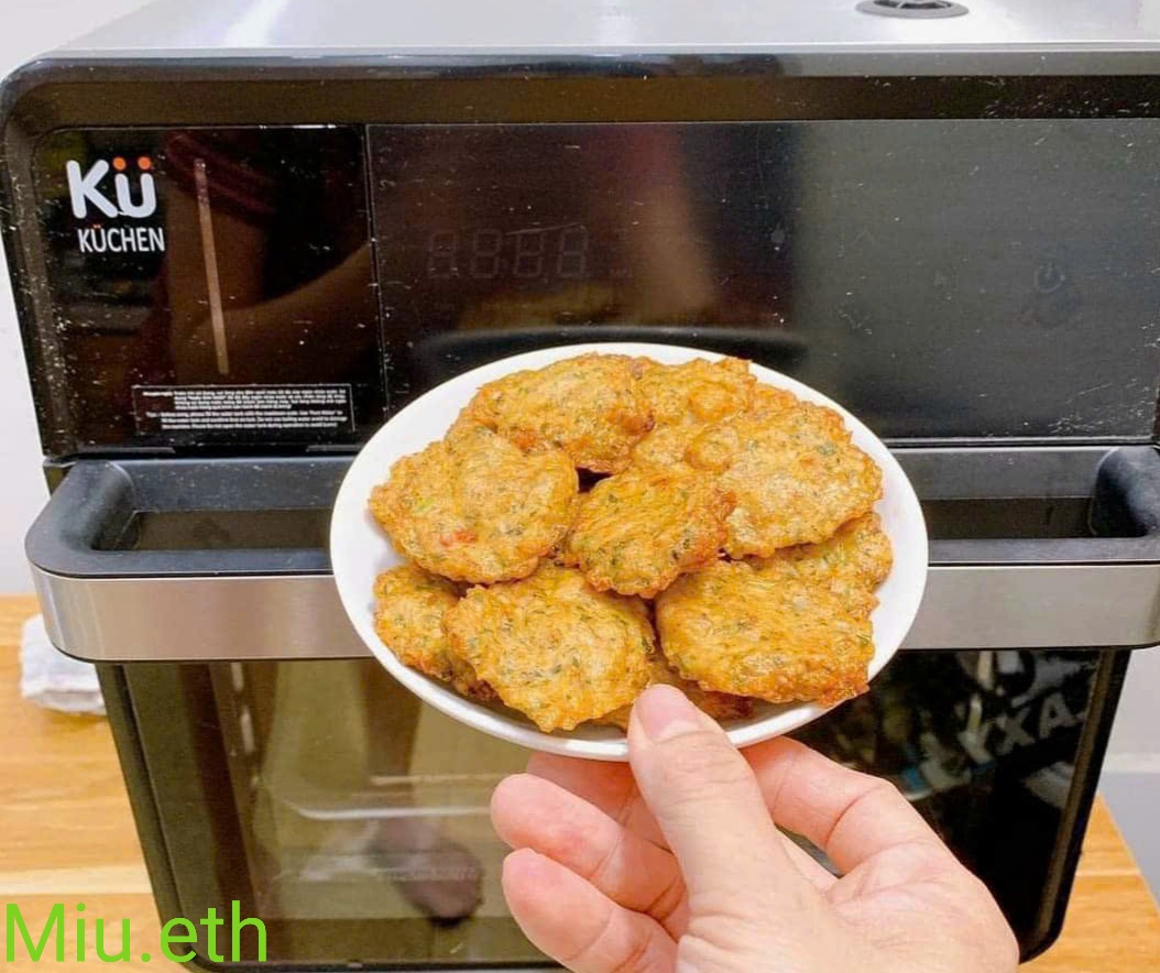 miu_eth's tweet photo. 📌Chuyên mục ẩm thực: Chả tôm thịt🦞🦐

   Chủ Nhật qua đi, tuần mới bắt đầu và Miu lại quay về với công việc thường nhật. 
Hôm nay mọi người làm thử món chả tôm thịt này nhé, sản phẩm Miu đã làm rất ngon.

 🌻Nguyên liệu:
Tôm, thịt lợn, gia vị, hành,thì là...

    🍒Cách làm:
- Tôm lột bỏ vỏ,đầu , rửa sạch để ráo nước cho vào ngăn đá 1h( như vậy khi xay thịt tôm sẽ dẻo,dai hơn)
- Thái thịt nhỏ cho vào ngăn mát 1h
- Cho tôm, thịt , tiêu, hành khô, thì là, gia vị vào xay nhuyễn

- Tạo hình và cho vào nồi chiên không dầu hoặc rán vàng đều 2 mặt

 🍻Thành phẩm:
Chả tôm vàng đều, thơm ăn dai không bị bở . Bạn có thể ăn với bún và nước chấm chua ngon hay ăn với cơm cũng rất ngon.
  🙆‍♀️CHÚC CÁC BẠN THÀNH CÔNG VÀ CÓ NGÀY MỚI TỐT LÀNH💖
#food #amthuc #cuocsong