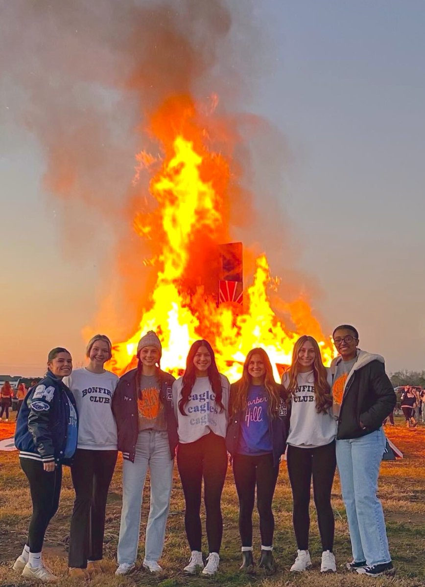 🔥Senior Bonfire 🔥 for our 7! 💙🦅🤙