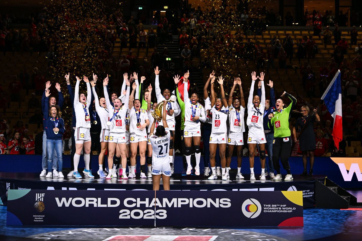 20 ans après… voilà la troisième étoile sur le maillot ⭐️⭐️⭐️ C’est beau ! Quel match ! Félicitations aux joueuses et au staff <a href="/FRAHandball/">Equipes de France de Handball</a>