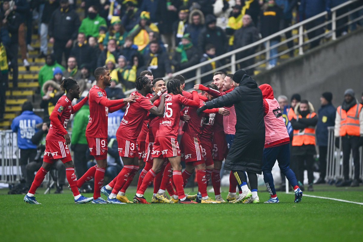 Ca fait du bien de gagner ce derby !!! 
Maintenant place au derby contre Lorient à la maison pour le dernier match avant la trêve 💪
Merci aux supporters présent malgré l’interdiction et pour l’accueil à Francis Le blé 👏👏
Allez Brest 🔴⚪️