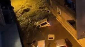 gayrinizamisarj's tweet photo. Abi güzelim İstanbul’a ne yapmış nasıl davranmışız öyle; trafiği bitse deprem derdi başlıyor, 2 damla yağmurda sel koca şehri esir alıyor, her yerde  Suriyeliler.. nereyi tutsan elde kalıyor, şehre bu kötülüğün yapılmasına nasıl müsade etmişiz akil alır değil..

#istanbul #deprem https://t.co/1gjt6ruU4z