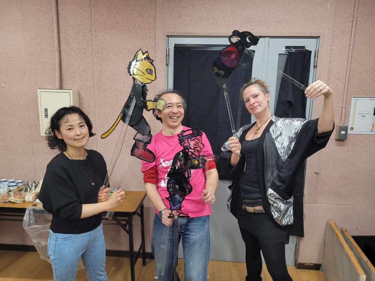 An artist from the Netherlands visited the #KAKASHIZA's studio!
Recently, a paper cutout artist, Angela, was interested in our shadow technique and took a shadow puppet WS.
thebigdraw.org
Thank you for a wonderful MTG😊
#Kunstelaarschaduwkunst
#BIGDRAW
#papercutting