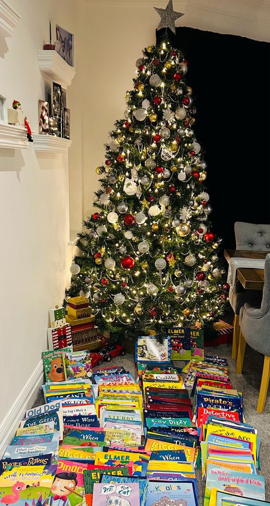 FabFletchFund's tweet photo. Today we delivered to Hull’s NICU another 235 children’s reading books so parents can feel like parents as they sit by their poorly babies.
We also delivered 100 care packages for those  parents who are catapulted into NICU life without warning or any essentials.
Thank you all 👏 https://t.co/GEF33CUmTf