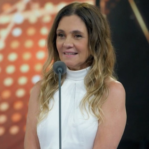 infosesteves's tweet photo. "Tudo que a Adriana faz, eu ligo pra ela pra dar os parabéns. Adriana, vi uma cena sua hoje, você me deu uma aula! Todos os trabalhos dela eu escrevo pra ela o quanto eu amo" Andréia Horta sobre Adriana Esteves no #MelhoresDoAno ❤️ https://t.co/jFoJdVoFqN