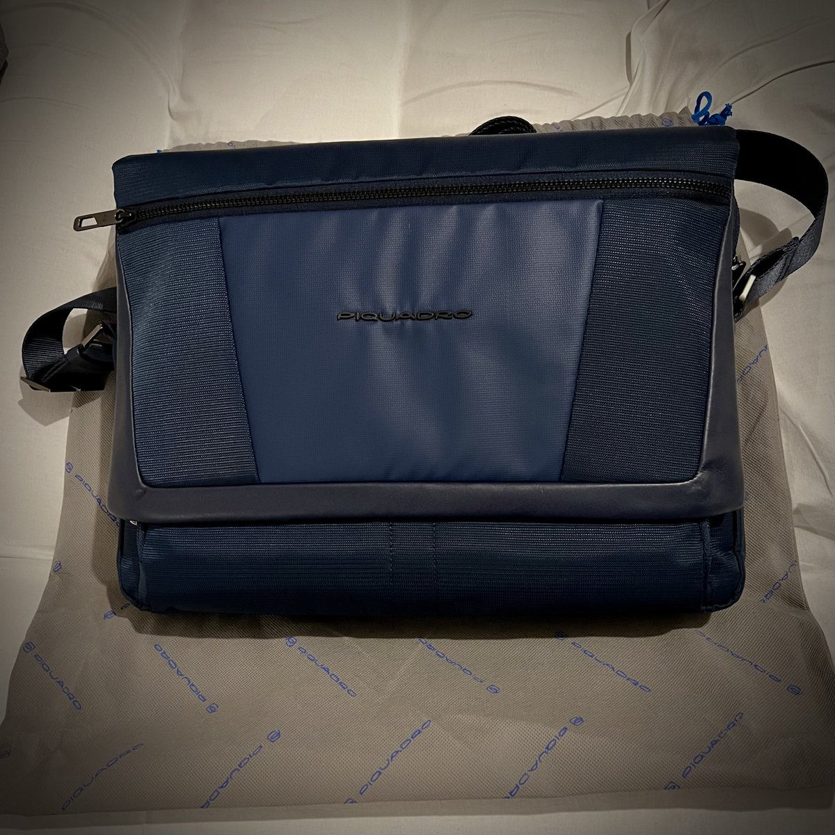 MILE's tweet image. New job, new bag. This is the way.

#newjob #piquadro #workbag #blue