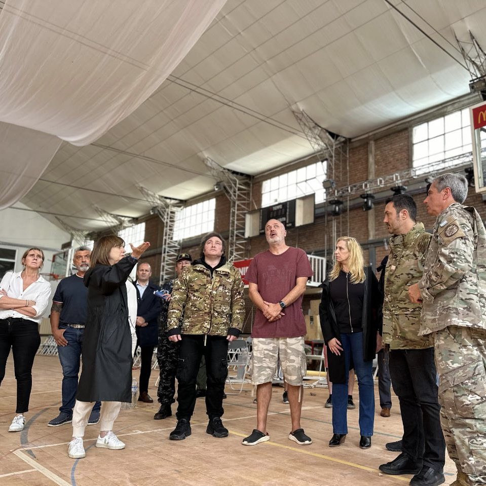 JUNTO AL PUEBLO BAHIENSE

Junto al presidente Javier Milei; al ministro de Defensa, Luis Petri; al ministro del Interior, Guillermo Francos; a la ministra de Capital Humano, Sandra Pettovello y a la secretaria general de la Presidencia, Karina Milei, recibimos el informe del