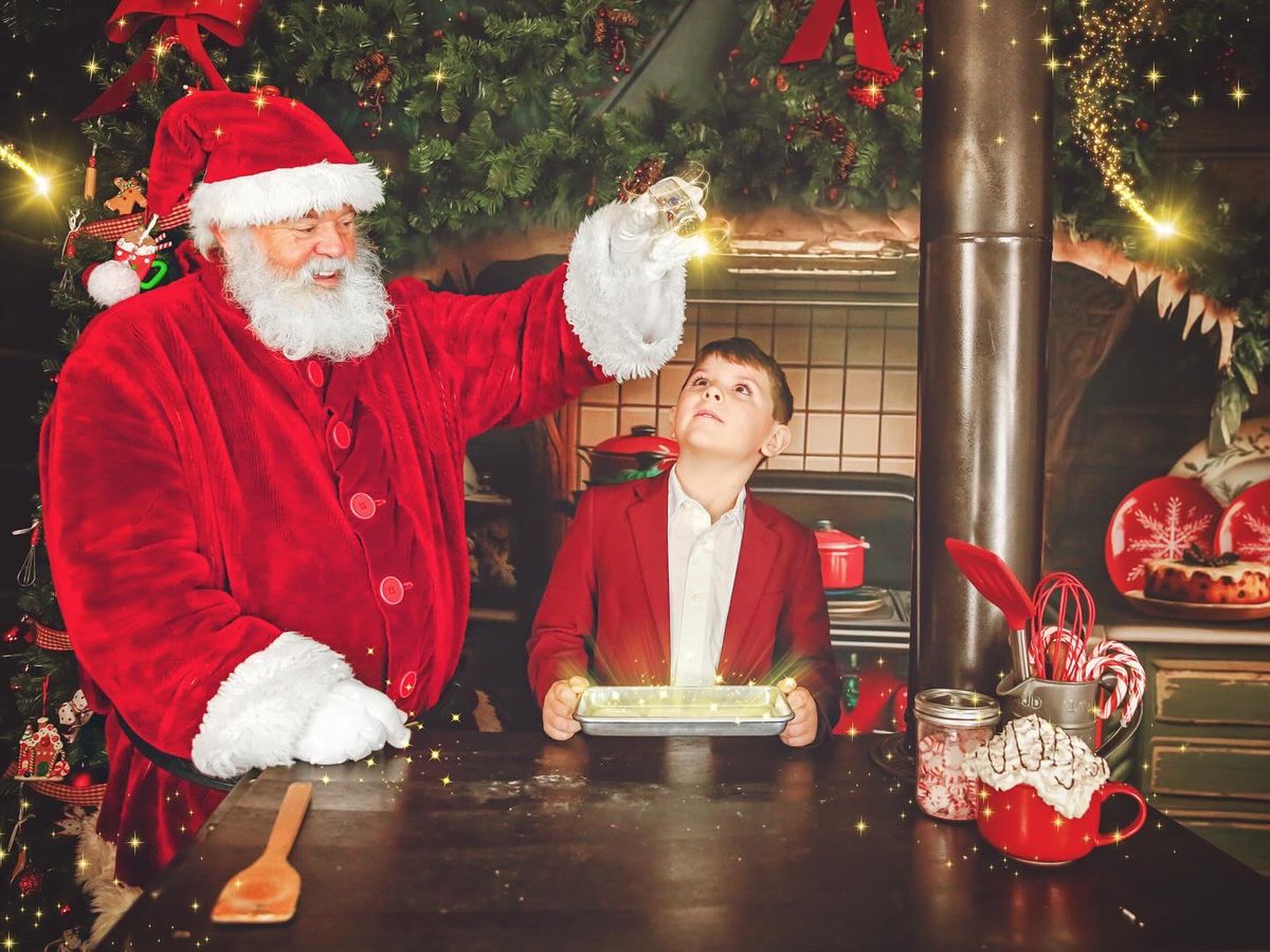 ColleenLMurphy's tweet photo. What a fantastic experience with Santa at @StorybookExp - core memory 🔓💚📸 #Christmas2023 https://t.co/Kp4GMzdZHL