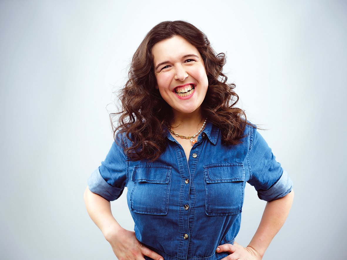 Now on stage is Rosie Jones, @josierones, an integral act on the 🇬🇧 comedy circuit. Rosie has not only had two sell-out runs at the @edfringe 🏴󠁧󠁢󠁳󠁣󠁴󠁿 but has also appeared at the famous @micomfestival 🇦🇺