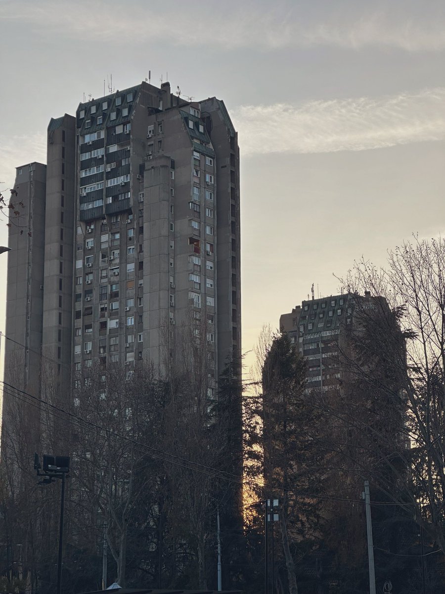 Кайфую от сочетаний Белграда. Между уютными европейскими улочками и совковым брутализмом 2 остановки.
