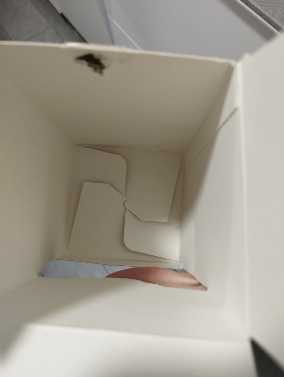 chuncolescalope's tweet photo. caja de kanye west https://t.co/LG3d2SSTJy
