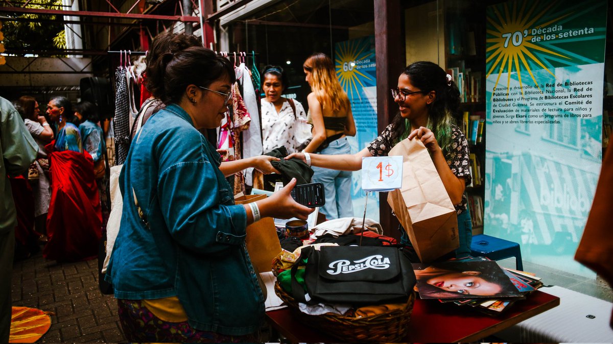 esbaratao_'s tweet photo. Hace una semana fue la 3ra edición de #FashionismoConsciente en el marco de #GeneracionSustentable ❤️‍🔥

Una experiencia para dar a conocer rl trabajo de emprendedores locales y promover la moda circular en el @bancodellibro 👗♻️

📷 @Jesskaarpaz https://t.co/gwkQtdotsl