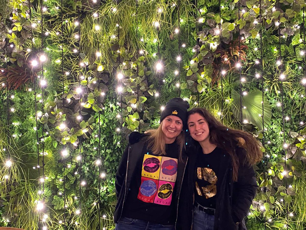 ✨️✨️Regal Friends enjoying Holiday Glam✨️✨️
#keepitregal #keepitregalbylp #holidayglam #regals #regalfriends #lanaparrilla #christmaslights #girls #fun #friendship #friends
❤️❤️❤️ <a href="/lanaparrilla/">Lana Parrilla</a> we love you ❤️❤️❤️