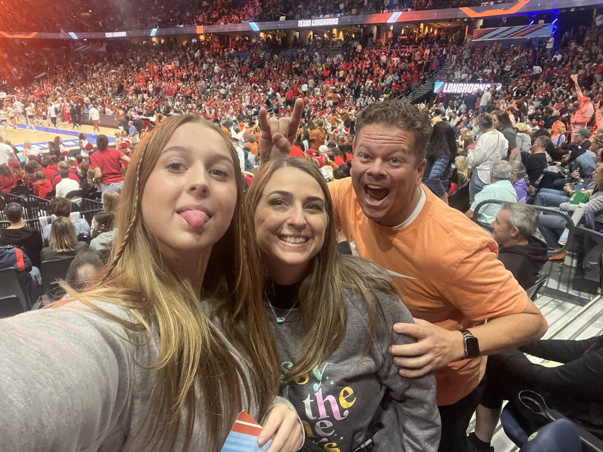 Oh my! @TexasVolleyball up 2-0 what is going on? I’m here for it! #NCAAWVB