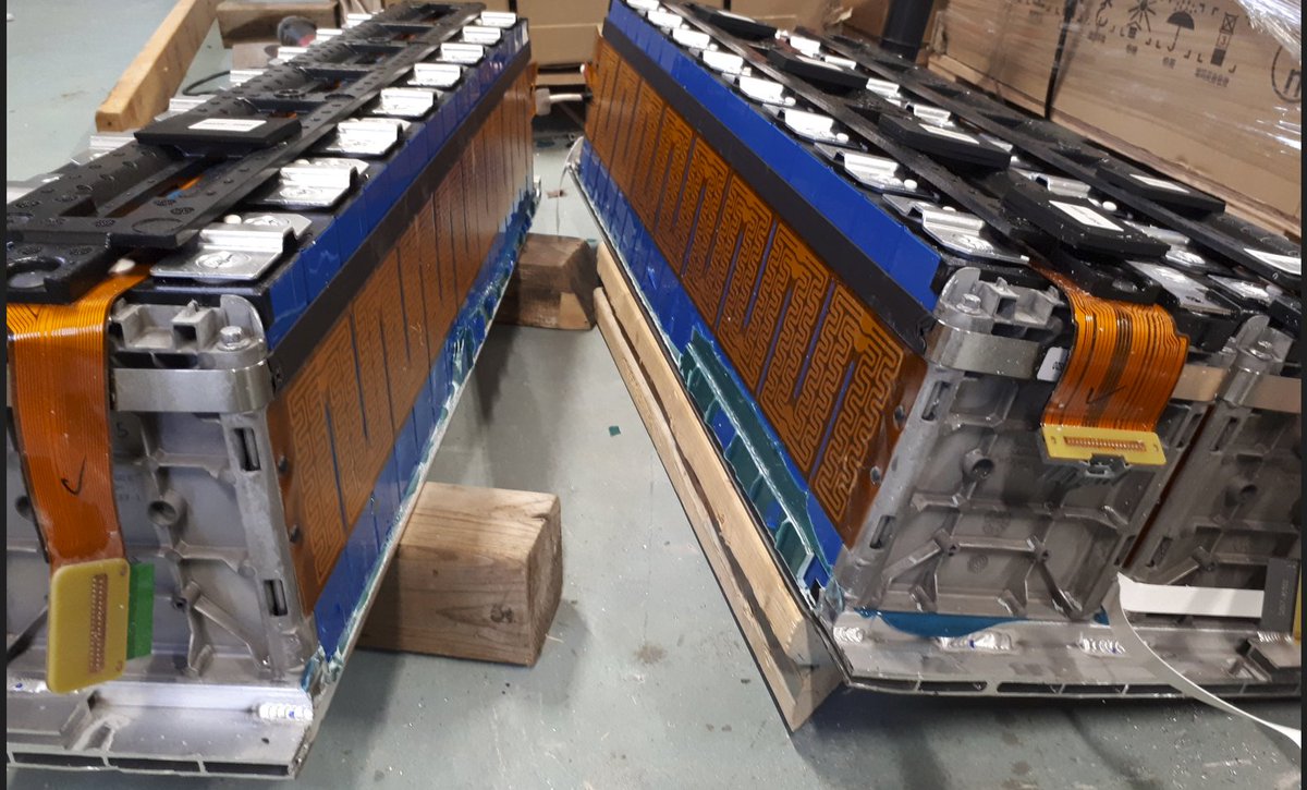 Pour tout les patenteux comme moi qui trippe DIY

j'vient juste d'acheter une batterie LIFEPO4 pour camion 70Kw électrique que j'ai démonté en 6 batterie 16 cellule 48V 230Ah pour mon système solaire 20Kw, j'ai maintenant 110KW de batterie disponible, Fuck You Hydro-Québec