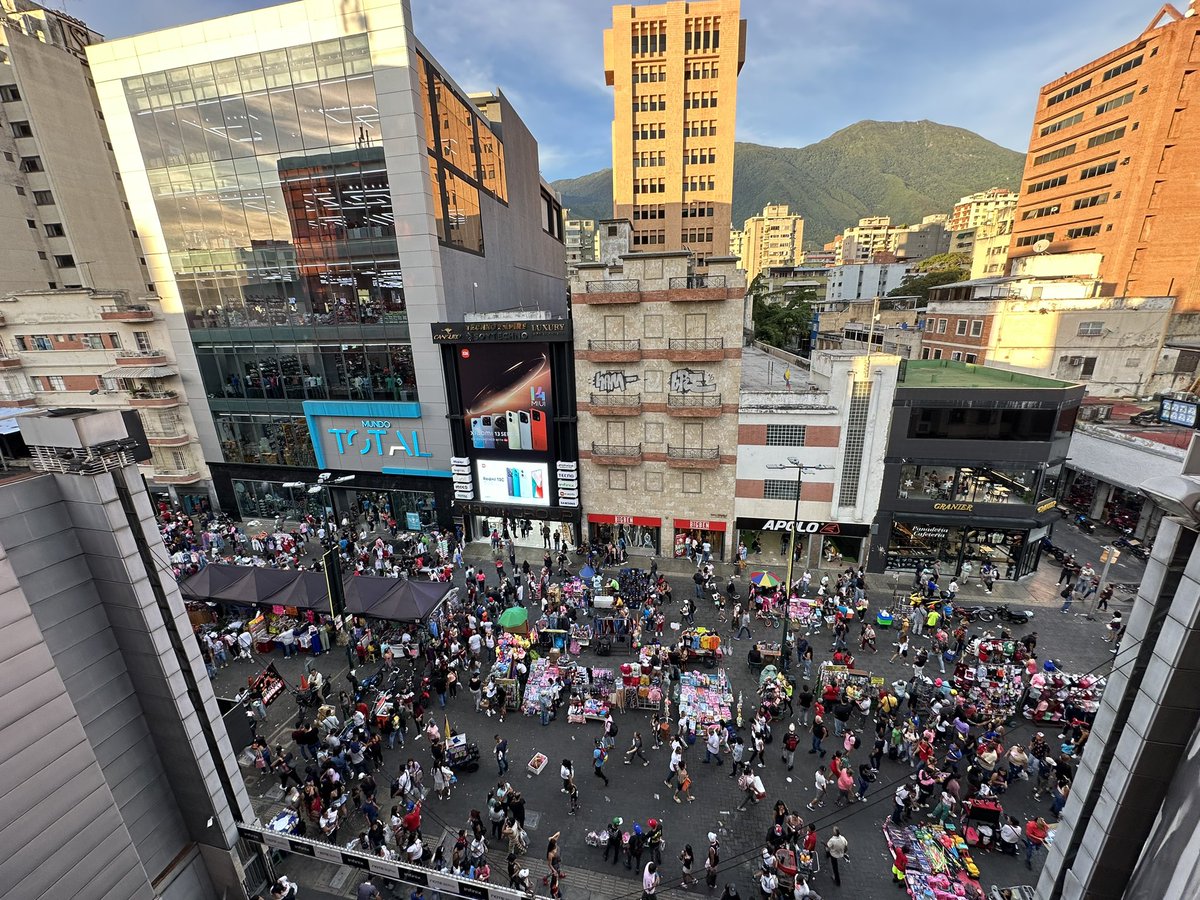 Sabana Grande el domingo antes de Navidad es la locura