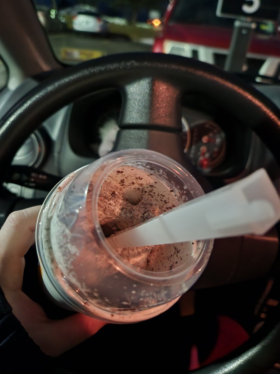 random_shoes's tweet photo. Where the flippy flop is the rest of my ice cream @mcd https://t.co/xz2WNa23hM