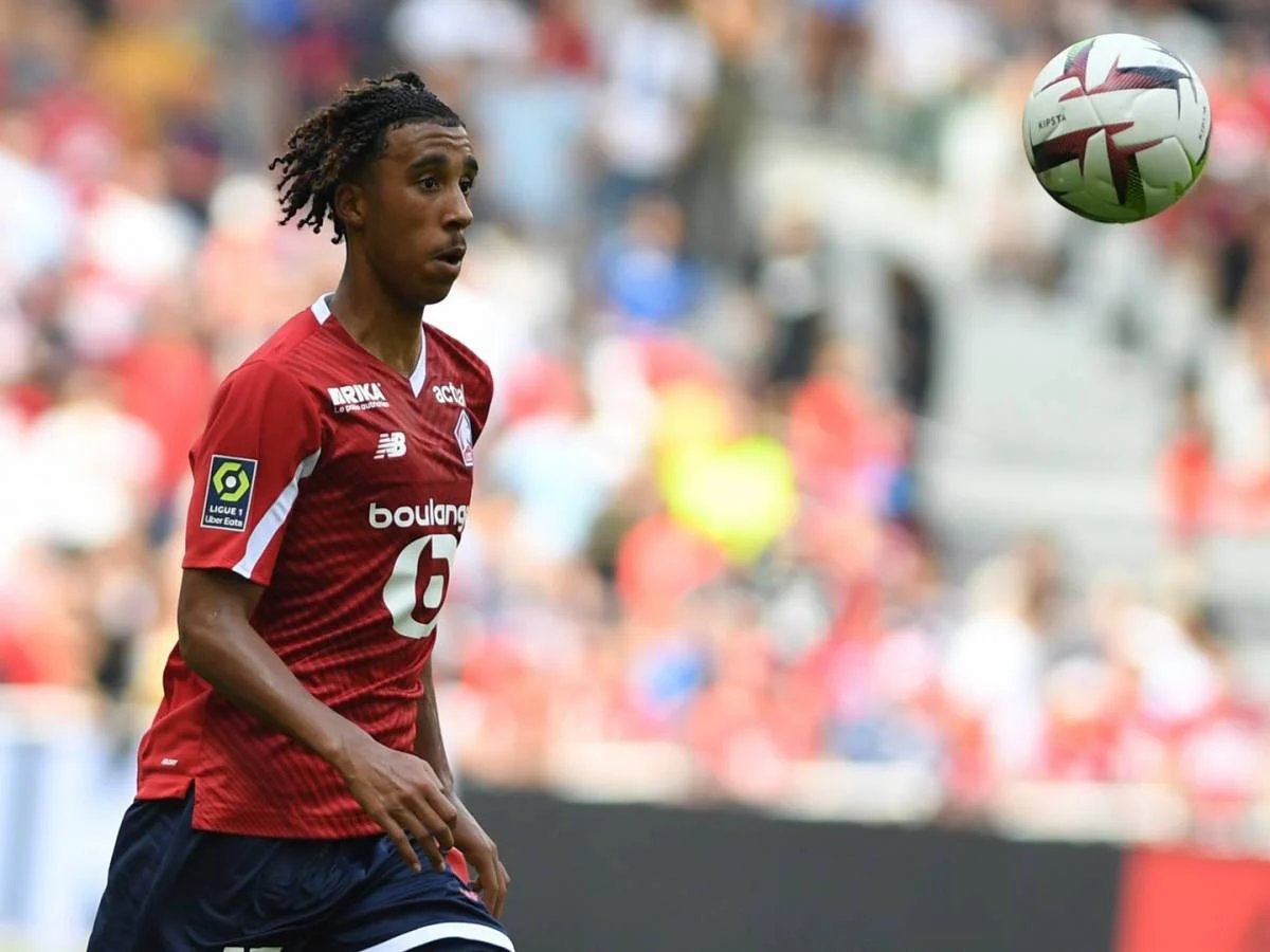 lnstantFoot's tweet photo. Quel match de Leny Yoro face à Kylian Mbappé ce soir. 🇫🇷💎

Le jeune défenseur de 18 ans a mis Kylian Mbappé dans sa poche. 🔒 https://t.co/PLMhVJ9pTX