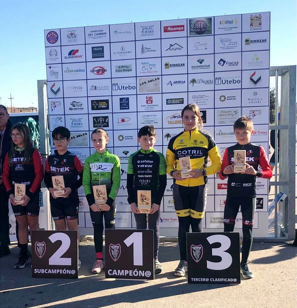 Despedimos la temporada de #ciclocross y el 2023 con nuestras chicas de la #escuelaciclista <a href="/Viveinmuebles/">Viveinmuebles</a> en el podio:
 
 🏆 María Pueyo (alevín)
 🥉 Marta Manrique (infantil)

Unos días de descanso con la familia y volvemos a la carga después de #reyes 👑🎁