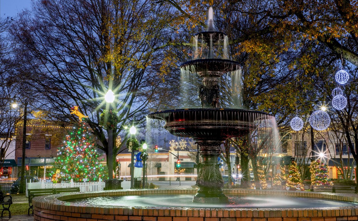 TravelCobb's tweet image. Is there anything more beautiful than #MariettaSquare during #HolidaysInCobb? 
📷️: visitmariettageorgia (IG) 📍Marietta Square
#SweetPhotoOfTheWeek #CobbCounty #AtlantasSweetSpot