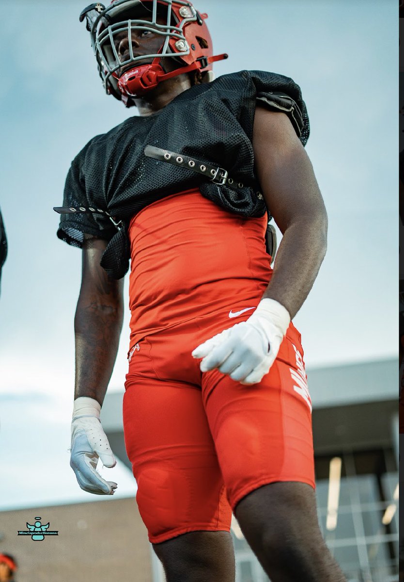 ykbeezzy's tweet photo. To all my Coaches and teammates I want to say thank you for helping me get to where I'm at today. I'm very grateful for yall it wouldn't been possible without them and my hard work and dedication. It's been the Best 4 years of my life wouldn't trade it for nun #37out✌🏾 https://t.co/MR1Jd64p67
