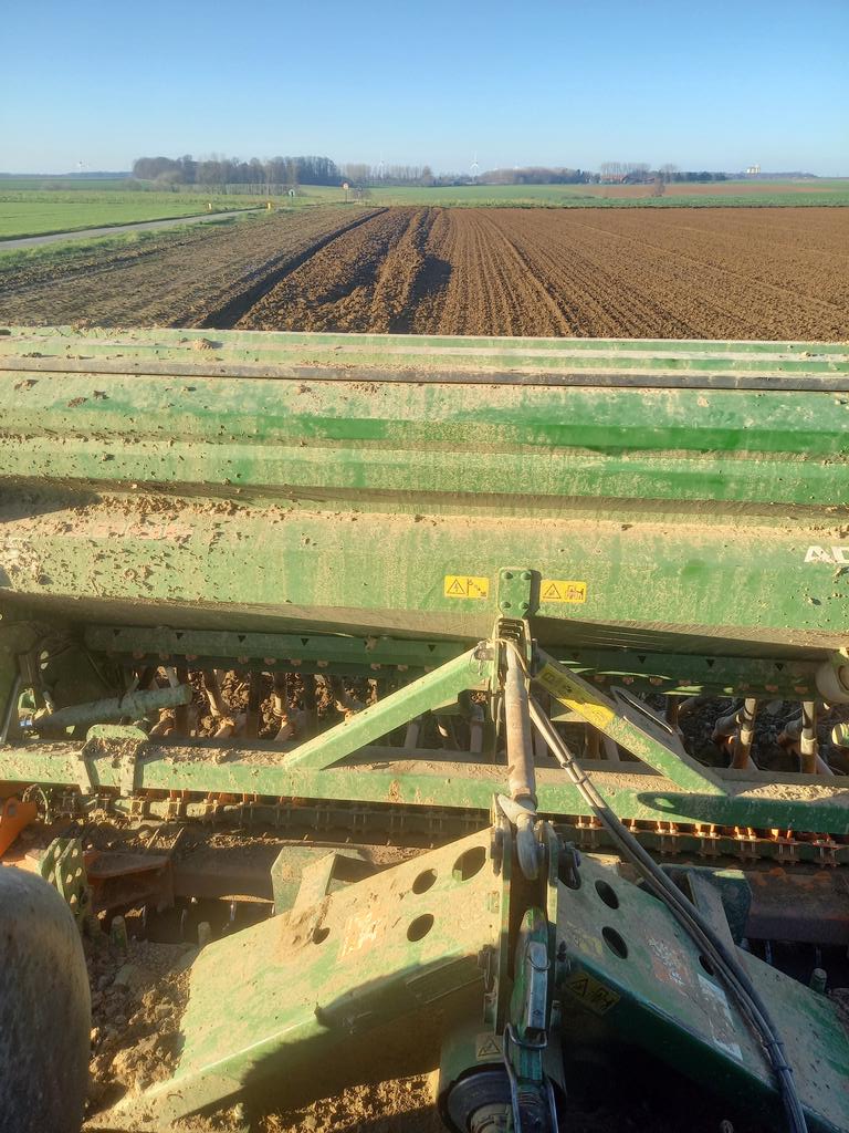 Par cette belle journée ensoleillée, Fin des semis de blés 2024 dans le 62.  Enfin !! 🥳