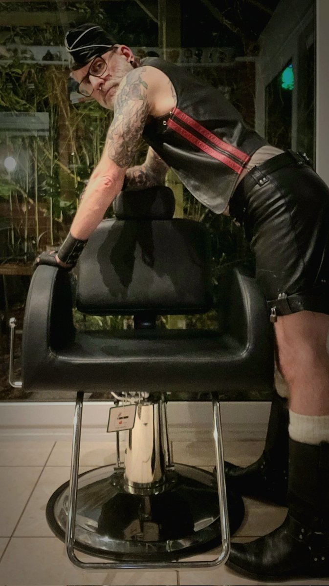 RockWeilerxxx's tweet photo. Bend and Stretch ...... Does my booty look Big in this ????? Errrrrmmm you need to get closer .... closer .... closer... closer ... OOooopppseeeee Peachy hehehe 😋🤭😉 #busted #zipslip #leathermen #leather #bendandstretch #Fundaysunday #SundayMotivation #SundayService #slipin https://t.co/JZBI47phc1