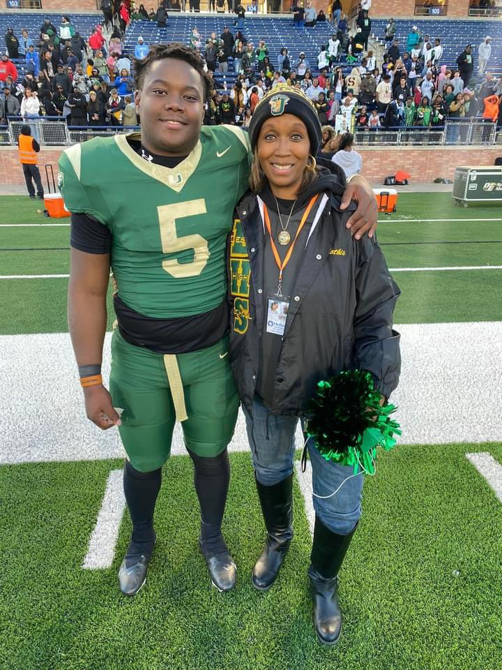LovelyLoriM1's tweet image. The 2 MVP’s of the 6A-Div. 2 Texas State Football Championship: @FootballDesoto 
Defense- @KeylanAbrams #15 Junior
Offense- @DJBailey5_ #5 Senior
#DeSotoU #ProudAdmin #2Peat #StateChamps 💚💛💚💛