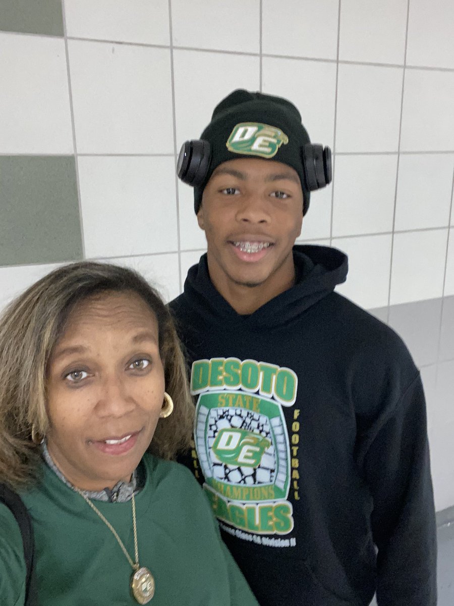 LovelyLoriM1's tweet image. The 2 MVP’s of the 6A-Div. 2 Texas State Football Championship: @FootballDesoto 
Defense- @KeylanAbrams #15 Junior
Offense- @DJBailey5_ #5 Senior
#DeSotoU #ProudAdmin #2Peat #StateChamps 💚💛💚💛