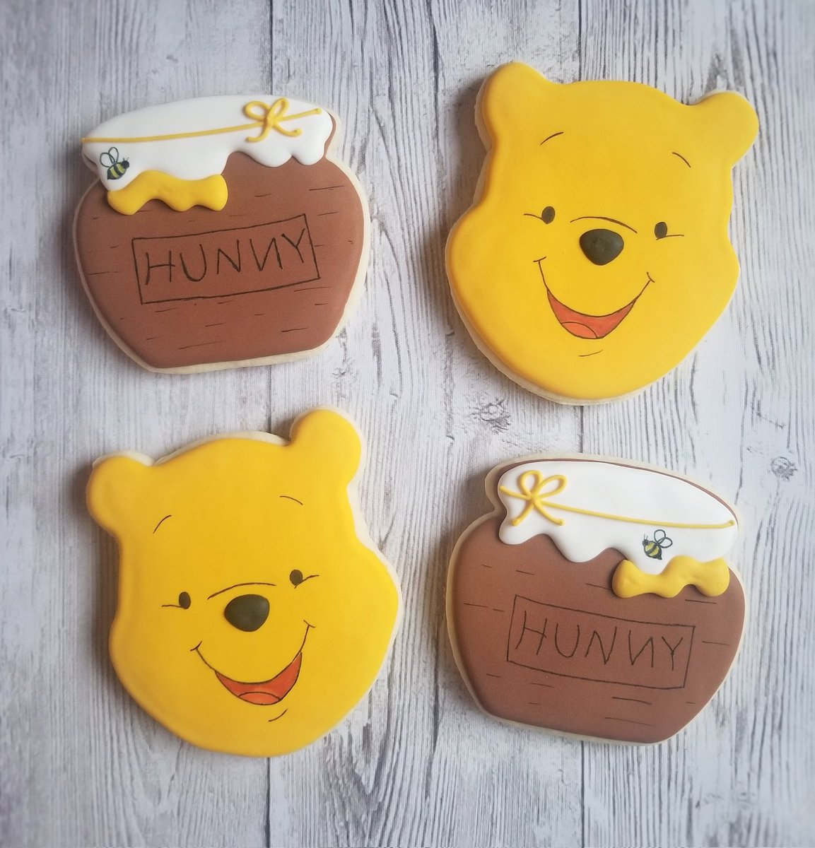 Pooh and Hunny Pot
#winniethepoohcookies #decoratedcookies #sugarcookies #hunnypot #poohcookies #honeypotcookies #cookiedecorator #cookieofinstagram #vancouvercookies #vancouverbaker #604eats #vancouvereats #shoplocal #birthdaycookies #happybirthday