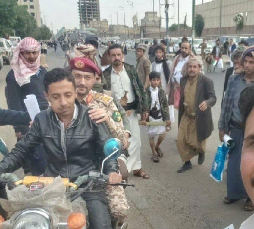 العميد يحيى سريع يكرم سائق الدراجة النارية الذي أوصله الى ميدان السبعين لالقاء البيان العسكري #سريع_جدا #اليمن_قول_وفعل #اليمن_يخنق_إسرائيل